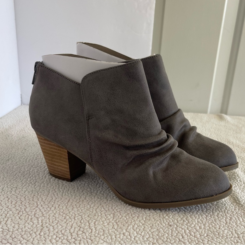 Report footwear Clarice nwob vegan leathered gray ankle bootie